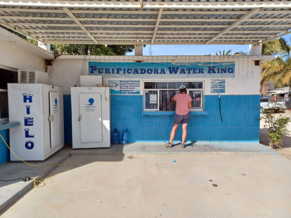 Liesbet has a few portable water containers filled at the Water King.